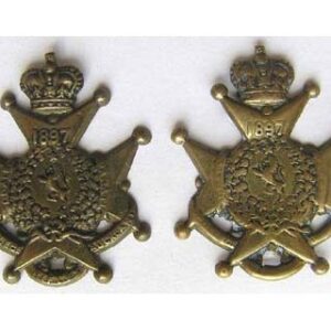 B02/112. AUCKLAND COLLEGE RIFLES 1897 collar badge