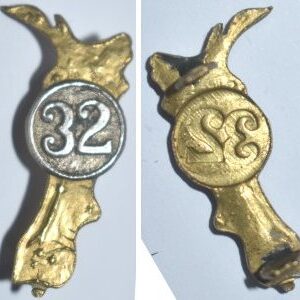 B04/163. 32nd REINFORCEMENTS collar badge - contoured map
