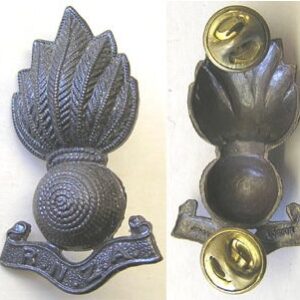 B08/072. ROYAL N.Z. ARTILLERY bronze collar, RNZA scroll, pins