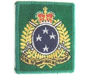 B08/191a. RL NZ LOGISTICS REGT cotton woven hat badge on green