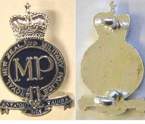 B08/245. ROYAL NZ MILITARY POLICE white metal and blue collar