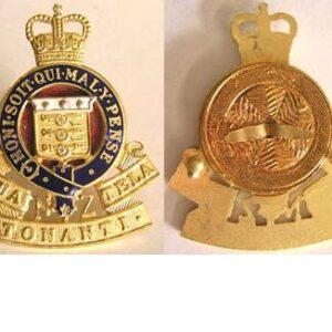 B08/266. ROYAL NZ ARMY ORDNANCE CORPS gilt/silver cap badge QC