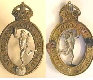 B08/331. NZ CORPS OF SIGNALS bi-metal cap badge, Kings crown