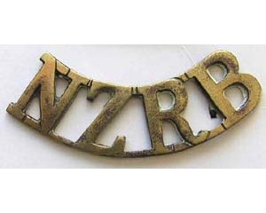 B12/105. NZRB, curved (NZ Rifle Brigade), brass, hexagonal lugs